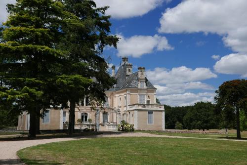 Beautiful 1-Bed Apartment in the Chateau grounds Les Forges france