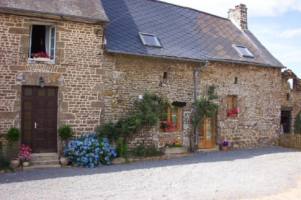Maisons de vacances Beautiful 3-Bed Cottage in Passais-Villages , 61350 Saint-Siméon