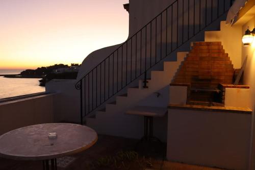 Maison de vacances Beautiful 3 floors front beach house with terrace 1 Rua da Igreja Velha Albufeira