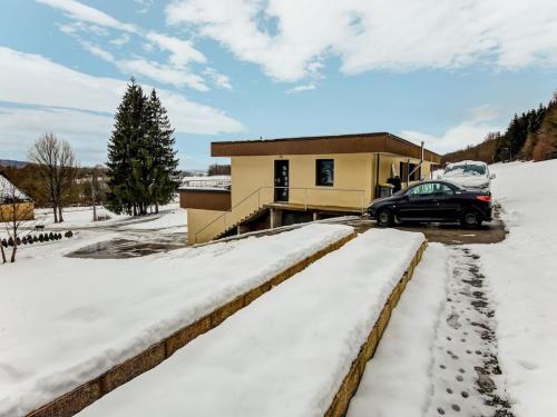 Maison de vacances Beautiful cottage in the mountains at La Chaux with jacuzzi  La Chaux