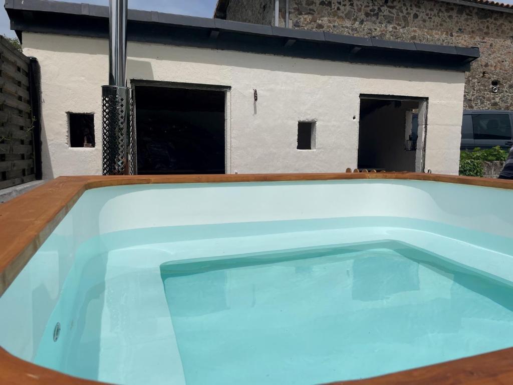 Maison de vacances Beautiful Cottage with private plunge pool/Hot Tub - 40 mins from Puy du Fou L'Elusière, 79240 La Chapelle-Saint-Étienne