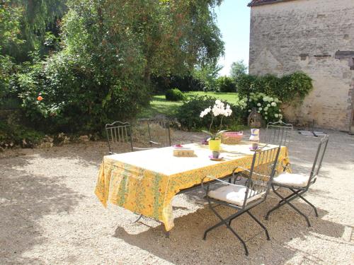 Beautiful country house with enclosed garden in green surroundings in Burgundy Bouix france