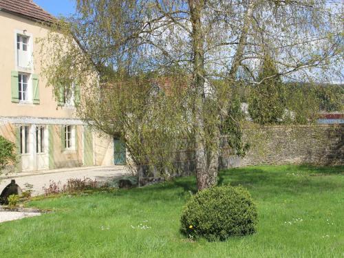 Maison de vacances Beautiful country house with enclosed garden in green surroundings in Burgundy  Bouix