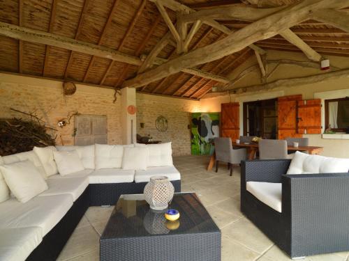 Maison de vacances Beautiful holiday home in Frontenay sur Dive with terrace  Frontenay-sur-Dive