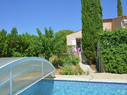 Maison de vacances Beautiful holiday house with airco and private pool near Uz s  Saint-Maximin