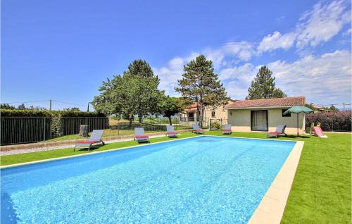 Maison de vacances Beautiful home in Beaulieu with WiFi, Private swimming pool and Outdoor swimming pool  Beaulieu