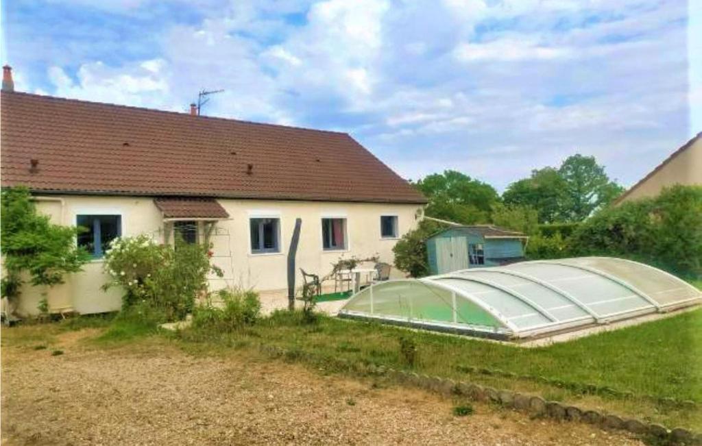Maison de vacances Beautiful home in Briare with Outdoor swimming pool, WiFi and Heated swimming pool , 45250 Briare