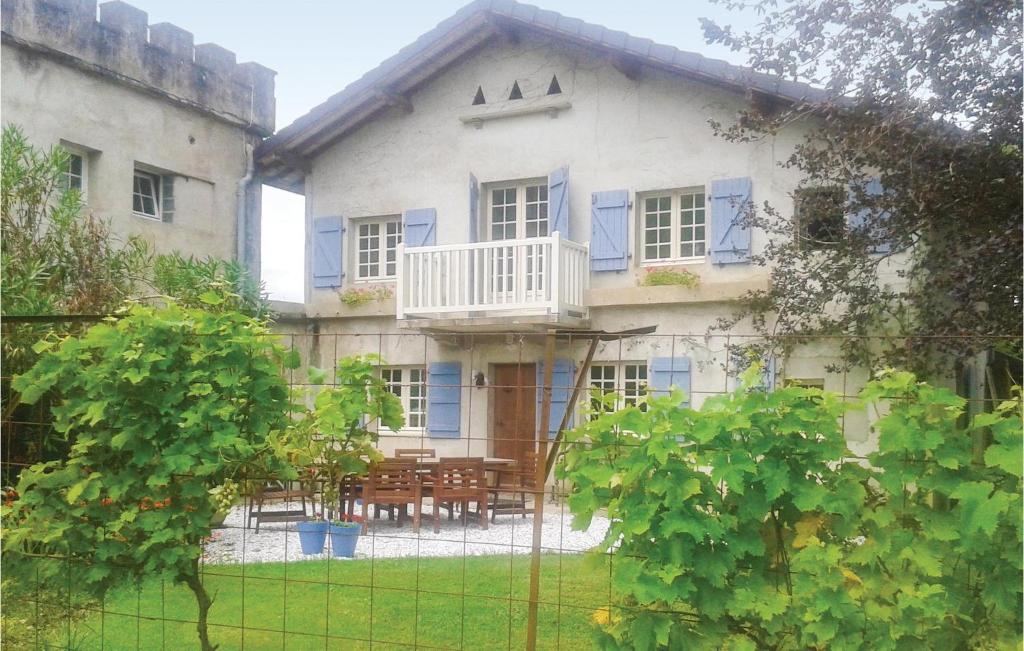 Maison de vacances Beautiful home in Charritte de Bas with 2 Bedrooms and WiFi , 64130 Charritte-de-Bas