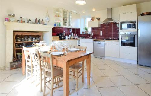 Maison de vacances Beautiful home in Cond-sur-Seulles with 4 Bedrooms and WiFi  Condé-sur-Seulles