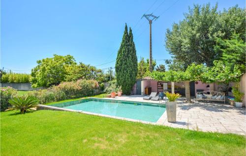 Maison de vacances Beautiful home in Eyguieres with 4 Bedrooms, WiFi and Outdoor swimming pool  Eyguières