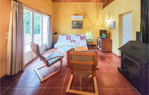 Maison de vacances Beautiful home in Ferrires-Poussarou with Outdoor swimming pool, 2 Bedrooms and Private swimming pool  Ferrières-Poussarou