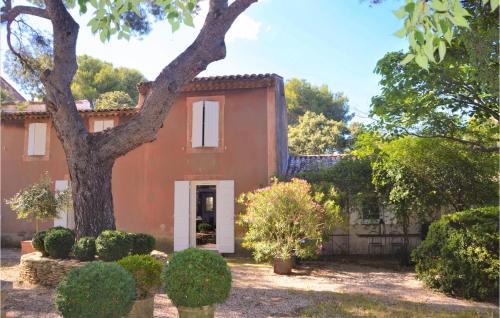 Maison de vacances Beautiful home in Grans with 3 Bedrooms, Outdoor swimming pool and Swimming pool  Grans