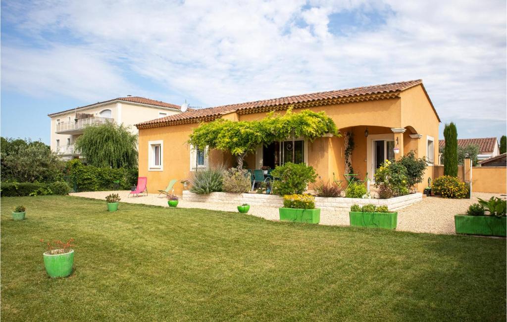 Maison de vacances Beautiful home in lIsle-sur-la-Sorgue with 3 Bedrooms , 84800 LʼIsle-sur-la-Sorgue