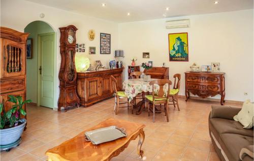 Beautiful home in lIsle-sur-la-Sorgue with 3 Bedrooms LʼIsle-sur-la-Sorgue france