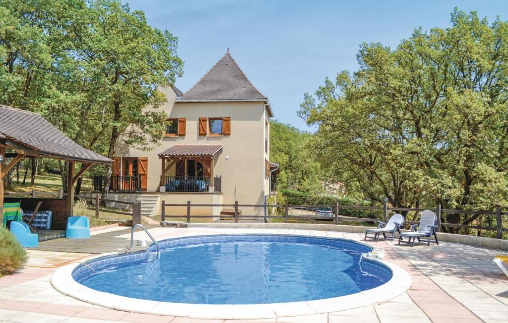 Maison de vacances Beautiful home in Montgesty with 4 Bedrooms, Private swimming pool and Outdoor swimming pool , 46150 Montgesty