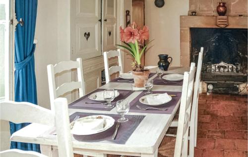 Maison de vacances Beautiful home in Mouterre-Silly with WiFi, Private swimming pool and Outdoor swimming pool  Mouterre-Silly