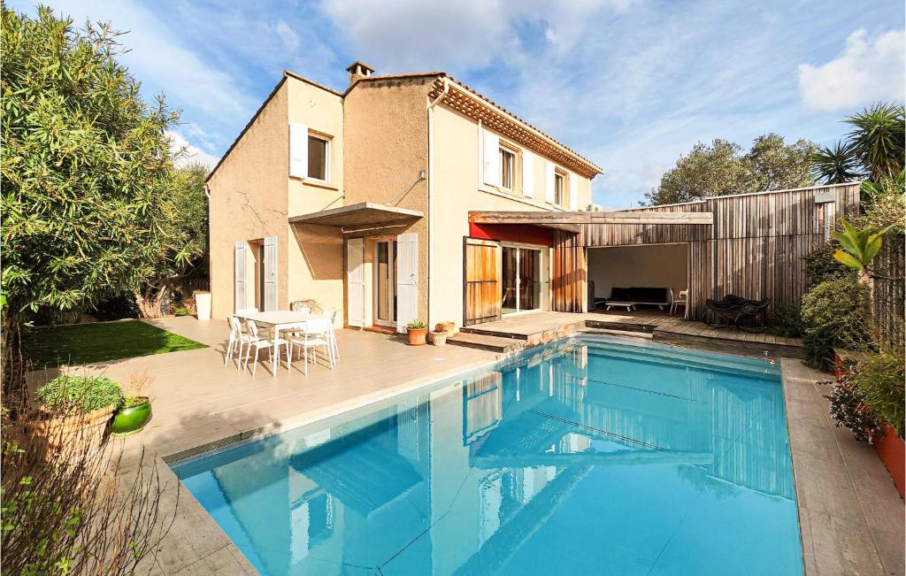 Maison de vacances Beautiful home in Narbonne with 4 Bedrooms, WiFi and Private swimming pool , 11100 Narbonne