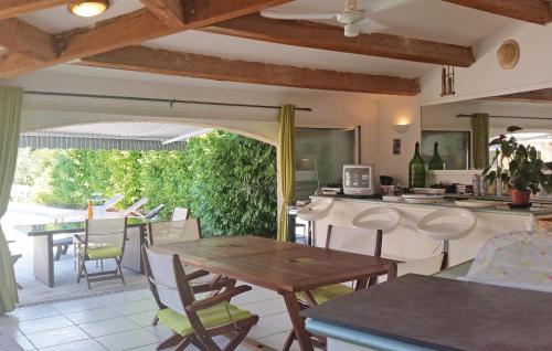 Maison de vacances Beautiful home in Nebian with 2 Bedrooms, Private swimming pool and Outdoor swimming pool  Nébian