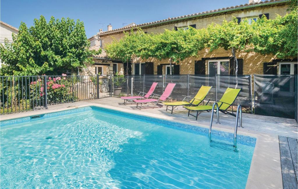 Maison de vacances Beautiful home in Pujaut with 4 Bedrooms and Outdoor swimming pool , 30131 Pujaut