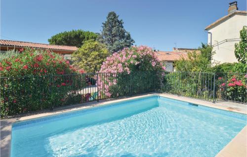 Maison de vacances Beautiful home in Pujaut with 4 Bedrooms and Outdoor swimming pool  Pujaut