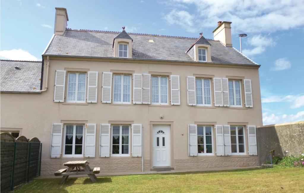 Maison de vacances Beautiful home in Saint-Marcouf with 4 Bedrooms and WiFi , 50310 Saint-Marcouf