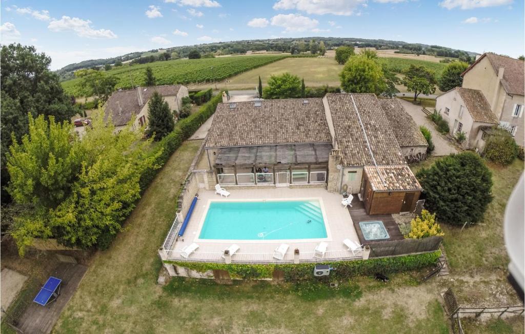 Maison de vacances Beautiful home in Saint-Mard-de-Guron with 6 Bedrooms, Outdoor swimming pool and Heated swimming pool , 24610 Saint-Méard-de-Gurçon