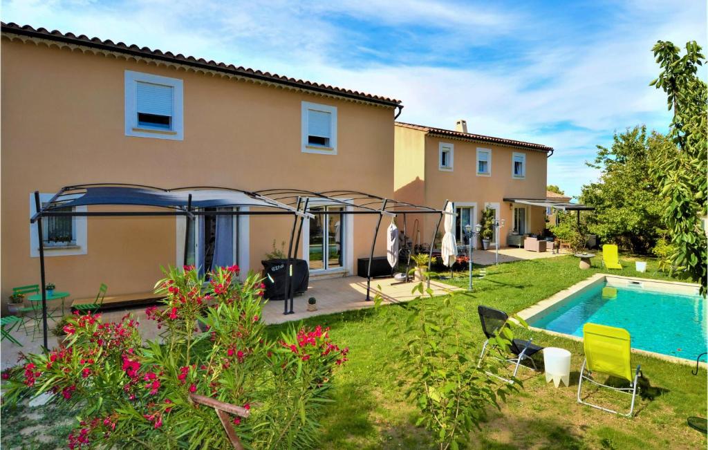 Maison de vacances Beautiful home in Sauveterre with Outdoor swimming pool, WiFi and 6 Bedrooms , 30150 Sauveterre