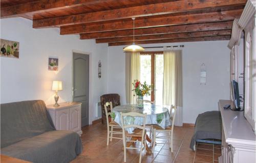 Maison de vacances Beautiful home in St, Julien de Peyrolas with WiFi, Private swimming pool and Outdoor swimming pool  Aiguèze