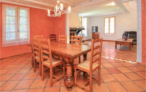 Maison de vacances Beautiful home in St-Pierre-de-Vassols with 5 Bedrooms, WiFi and Outdoor swimming pool  Les Blancs