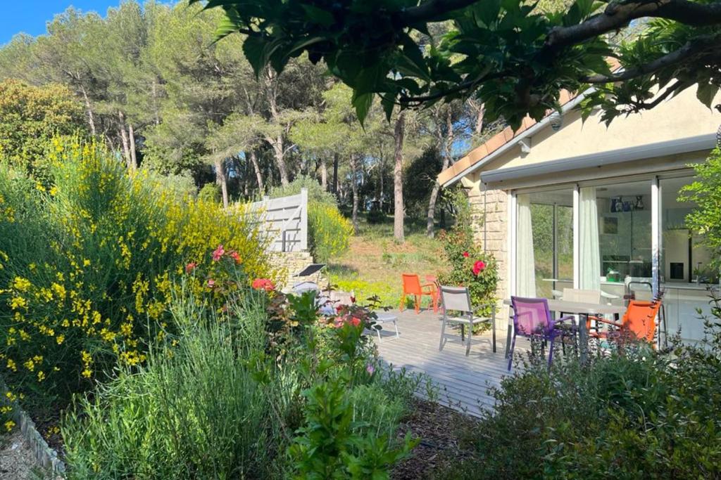 Maison de vacances Beautiful house in the heart of its pine forest - private pool 119 Chemin Fond, 84300 Les Taillades