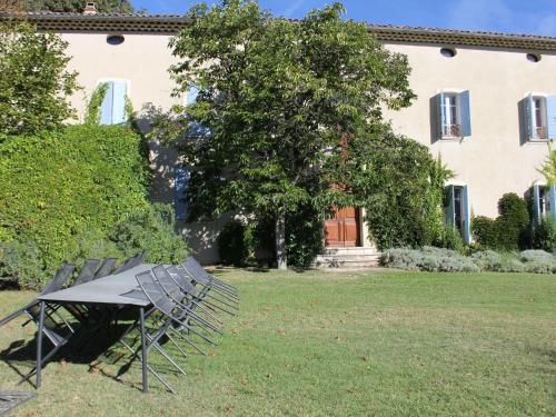 Maison de vacances Beautiful mansion with views of Mont Ventoux and with fenced private pool  Vaison-la-Romaine