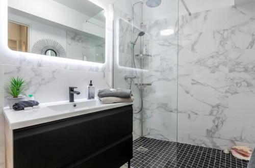 Appartement Beautiful modern fully furnished studio 5 Allée Auguste Renoir Levallois-Perret