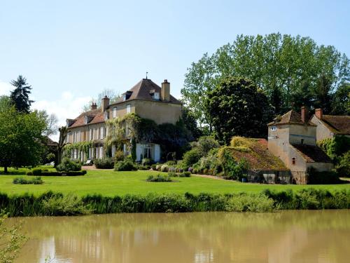 Beautiful secluded and quiet house in Champvert with pond Champvert france