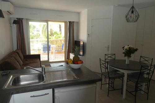 Beautiful T2 Résidence du Golfe 1st with parking pool and air conditioning Vallauris france