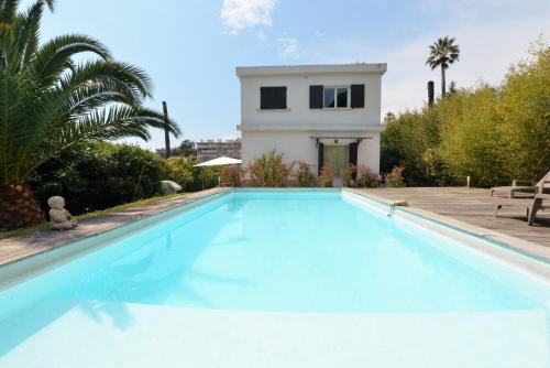 Villa beautiful villa 3 rooms, 165 m² on 2 levels. 22 Avenue du Vert Coteau Cannes