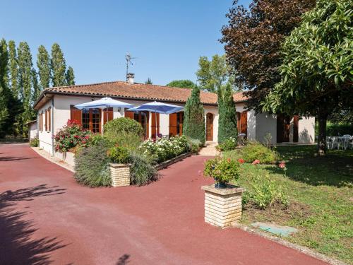 Beautiful Villa with Private Garden in Pineuilh Aquitaine Pineuilh france