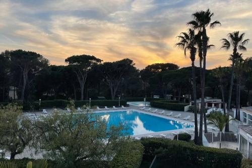 Bel appartement à Saint-Raphaël avec vue piscine Valescure france