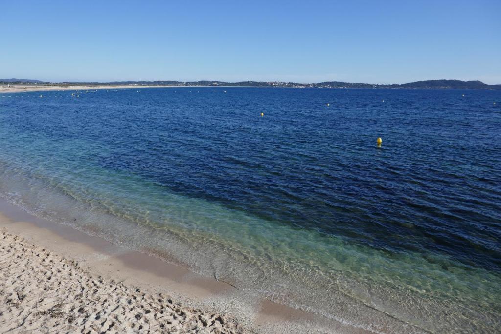 Appartement Bel Appartement accès direct mer; L'Almanarre, HYERES 149 Avenue du Docteur Marcel Armanet, 83400 Hyères