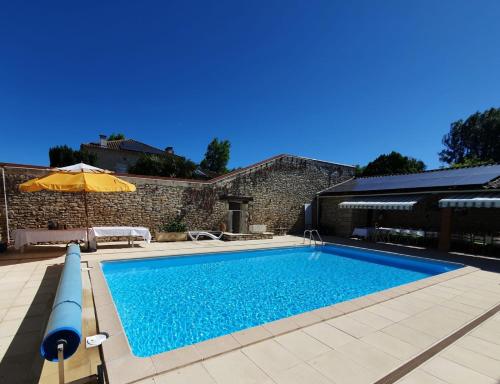 BELLE MAISON avec Piscine privée Septfonds france