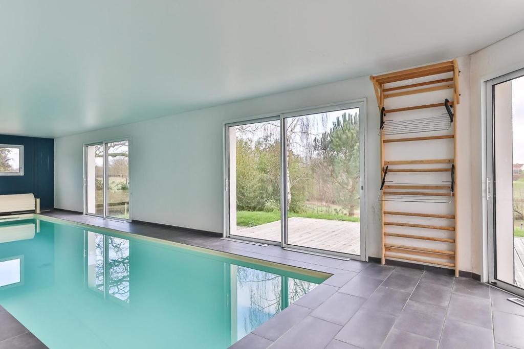 Maison de vacances Belle maison de 300 m2 avec piscine, sauna, jacuzzi L'atrie, 85190 Aizenay