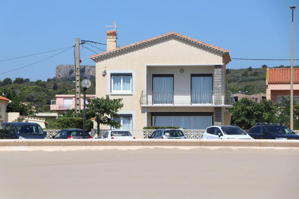 Villa Belle maison, en bord de plage 7 Avenue du Port, 11100 Narbonne-Plage