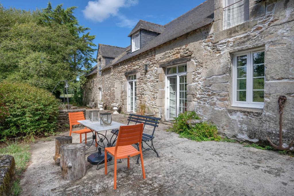 Maison de vacances Belle maison familiale en pierre pour 12 personnes de Surzur, 14, 56370 Le Tour-du-Parc