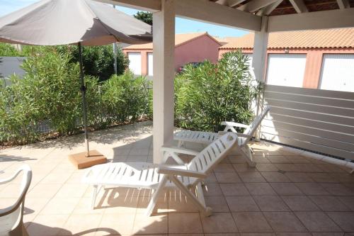 Belle villa 2 chambres terrasse en angle parking privatif dans résidence sécurisée piscine commune 800 m de la mer LRCS151 Portiragnes france