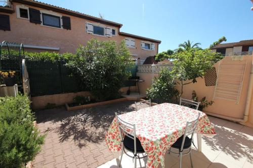 Belle villa 4 couchages a 800 m de la plage 2 chambres terrasse parking dans résidence sécurisée LROL40 Portiragnes france