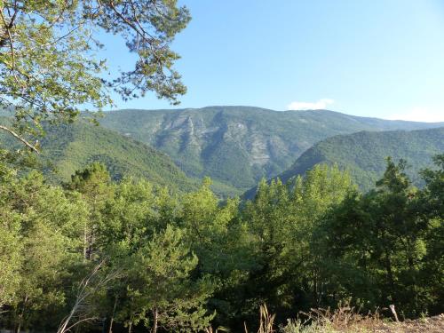 Belle villa calme, terrasse et parking gratuit. Roquestéron france