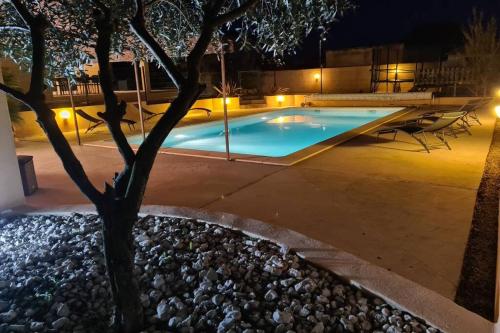 Belle villa familiale piscine clim, wifi, 10 pers Arles france