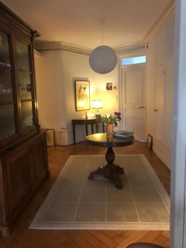 B&B / Chambre d'hôtes Berges du Rhône/ Chambre avec balcon Appartement au 4eme étage, porte en face de l'ascenseur 61 Cours de la Liberté Lyon