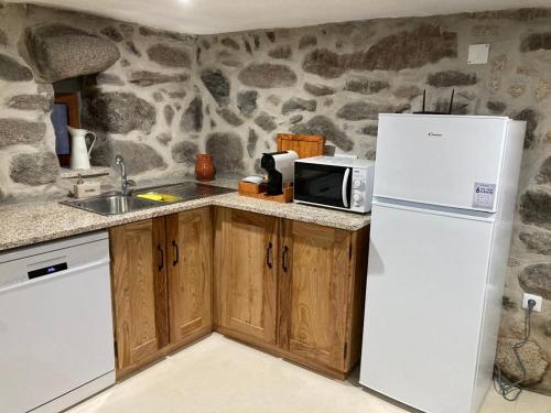 BezerreiraComVida-O refúgio do monte Bezerreira portugal