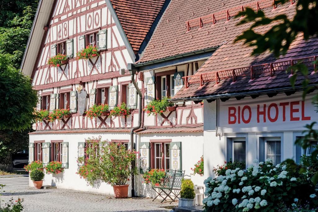Hôtel BIO-Hotel Adler/Restaurant Ravensburger Str. 2 Landgasthof zum Adler - altes Fachwerkhaus, 88267 Vogt