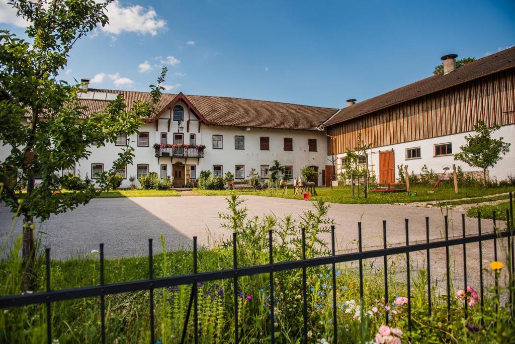Appartements Biohof Pürten Pürten, 55, 84478 Waldkraiburg